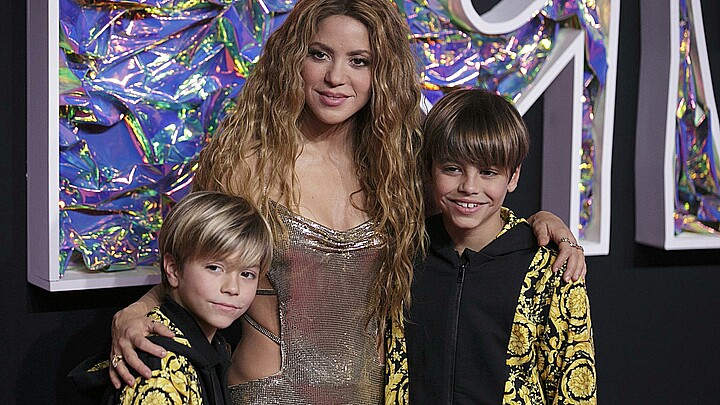 La cantante y compositora colombiana Shakira y sus hijos posan en la alfombra roja durante los MTV Video Music Awards en el Prudential Center en Newark, Nueva Jersey, EE.UU. 