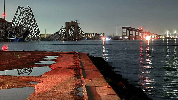 Imagen del derrumbe de un puente de Baltimore (norte de EE.UU) sobre el río Patapsco a causa del choque de un carguero contra uno de sus pilares, el 26 de marzo de 2024