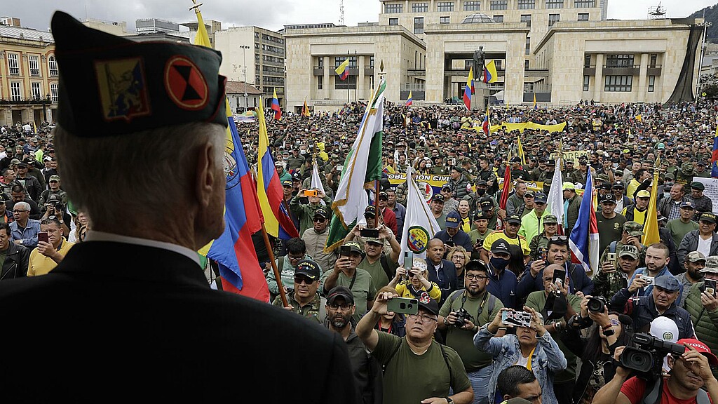 Miles de policías y militares retirados protestan contra Gustavo Petro 