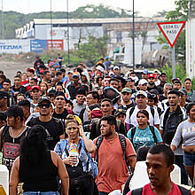 Migrantes de diversas nacionalidades caminan en caravana este lunes para dirigirse a la frontera con Estados Unidos