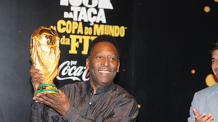 Dueño de una especial camiseta de Pelé la venderá en una subasta