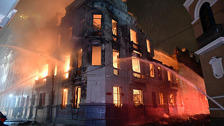 Edificio en el centro histórico de Lima terminó incendiado