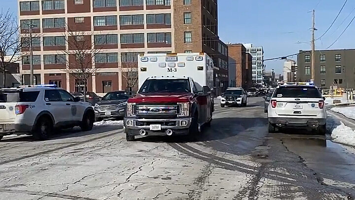 Ambulancia llegando a una escuela de Des Moines
