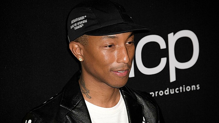 El cantante estadounidense Pharrell Williams posa para los fotógrafos a su llegada a la 23ª entrega anual de los Hollywood Film Awards en Los Ángeles