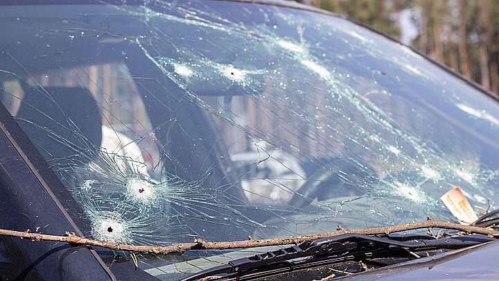 Disparan contra auto de reguetonero cubano El Carli en Miami