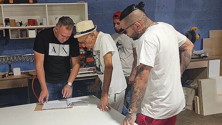 El abuelo del artista llegó hace una semana a Miami 