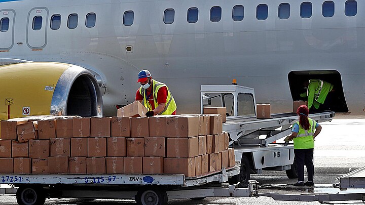 Trabajadores del aeropuerto internacional José Martí de La Habana realizan la descarga de un donativo 