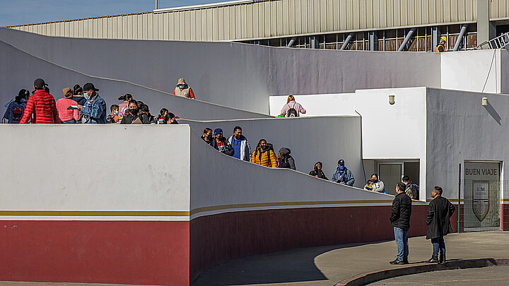 Los arrestos de migrantes en la frontera de EE.UU. disminuyeron 40 % en enero