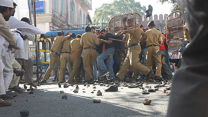 Agentes de la policía antidisturbios india