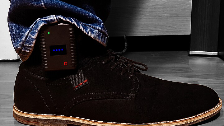 Buscan a sospechoso de asesinato que escapó tras de cortarse el monitor electrónico del tobillo