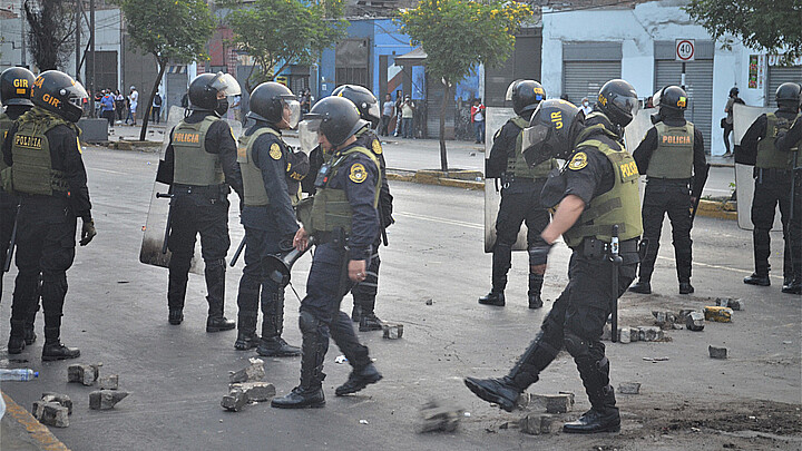 Policías quitan piedras de la calle tras protestas en Lima