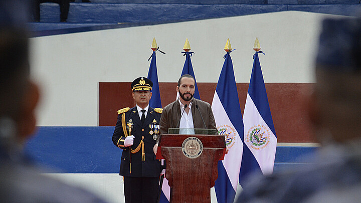  El presidente Nayib Bukele, recibe el bastón de mando de las Fuerzas Armadas de El Salvador, en un evento oficial.