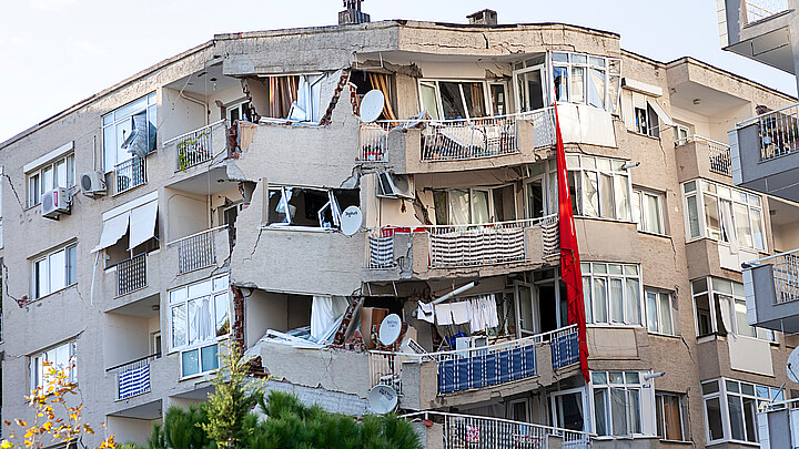 Earthquake in Turkey damages building