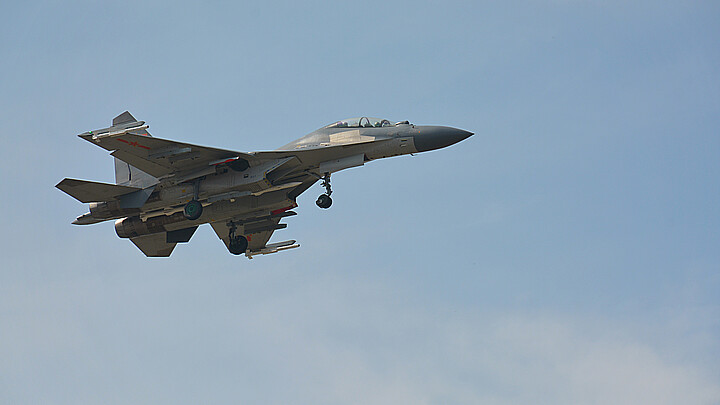 Avión de combate chino Shenyang-J11 bimotor aterrizando en la base aérea de Jiaxing