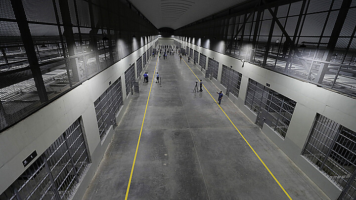 otografía del interior del Centro de Confinamiento del Terrorismo (CECOT), la nueva cárcel de El Salvador