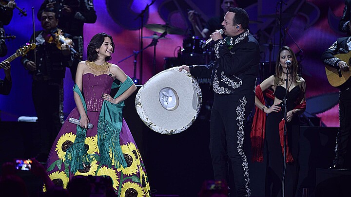 El artista mexicano Pepe Aguilar y su hija grabarán boleros cubanos en un disco