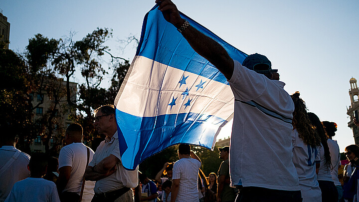 Personas que sostienen bandera honduras