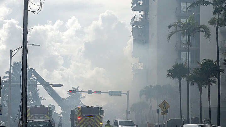 Los bomberos del condado de Miami-Dade luchan contra el incendio