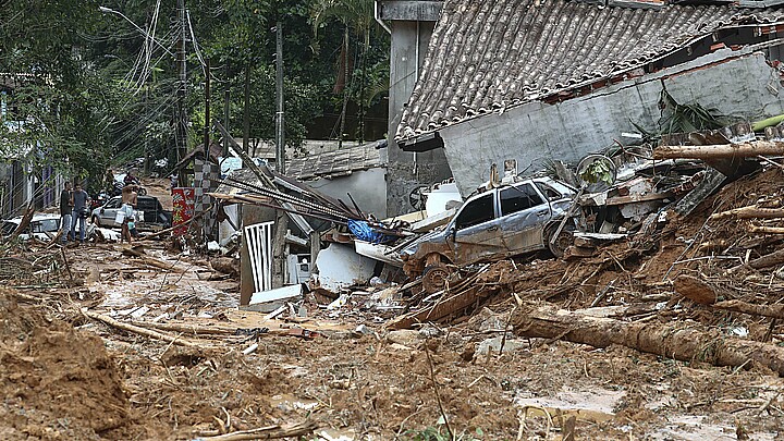 Fotografía de una zona afectada por las fuertes lluvias en el litoral del estado de Sao Paulo