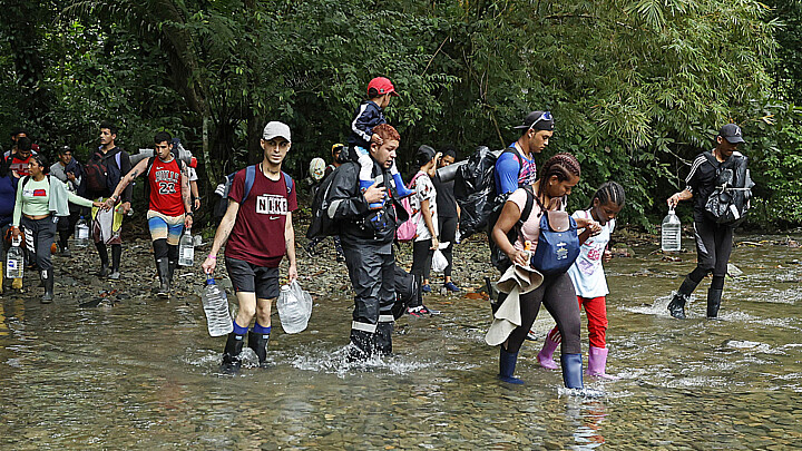 Migrantes cruzando la selva Darien