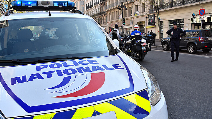 Imagen de un coche de policía francés 