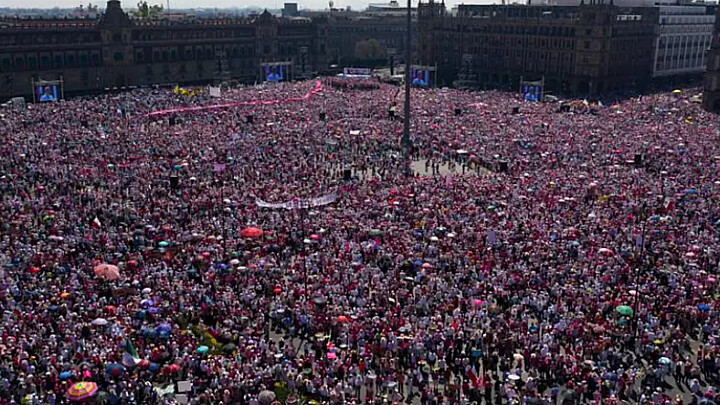 Foto aérea que muestra a cientos de miles de mexicanos reunidos en el Zócalo