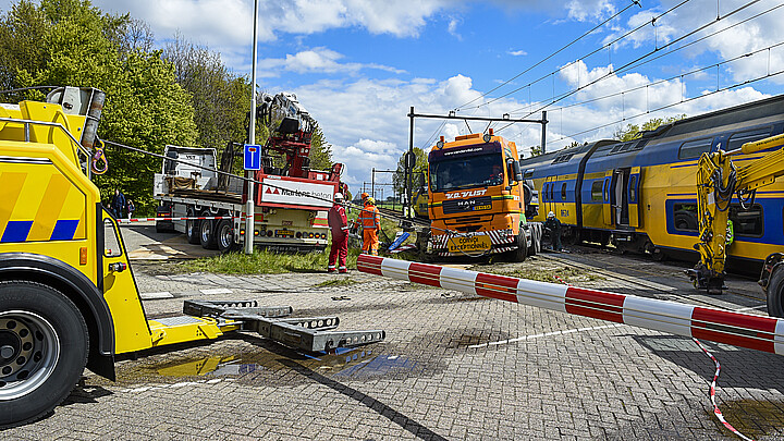 Tren choca camión