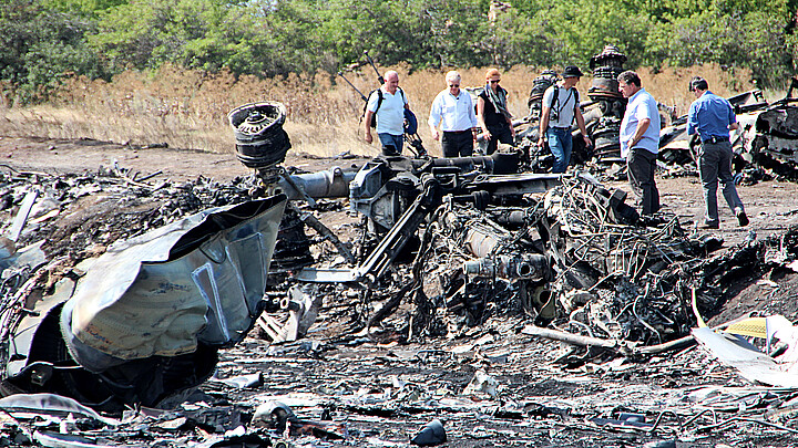 Inspectores visitan el lugar donde se estrelló el Boeing-777 de Malaysia Airlines, vuelo MH17, cerca de la localidad de Hrabovo.