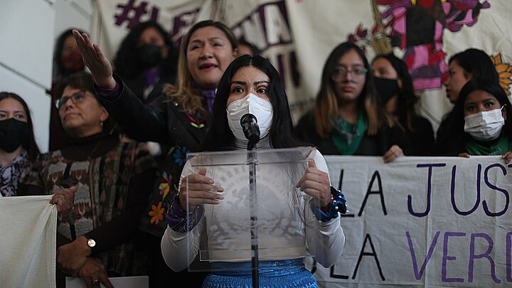 La saxofonista mexicana se presenta en la Asamblea mexicana para reclamar sus derechos 