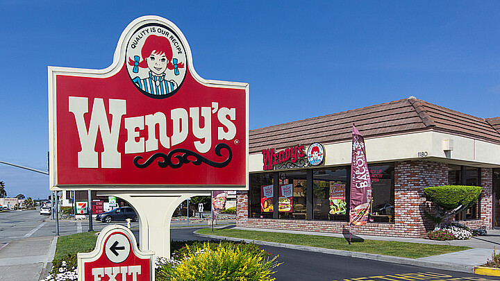 Balean a adolescente empleado de Wendy's en altercado por el tamaño de una bebida