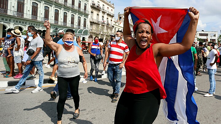Personas manifiestan su apoyo al gobierno cubano el 11 de julio de 2021, en una calle en La Habana (Cuba)