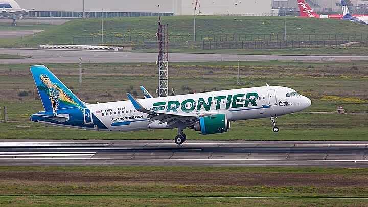 Mujer expulsada de vuelo en Miami intentó morder a los policías y fue detenida