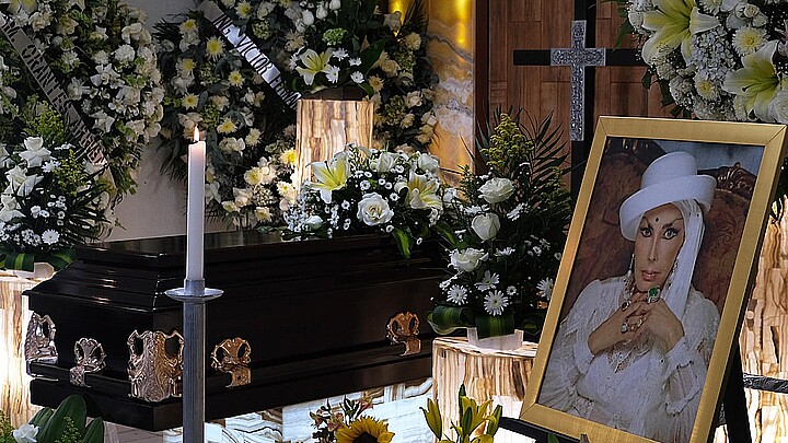 Fotografía que muestra el féretro de la actriz mexicana, Irma Serrano, durante su funeral