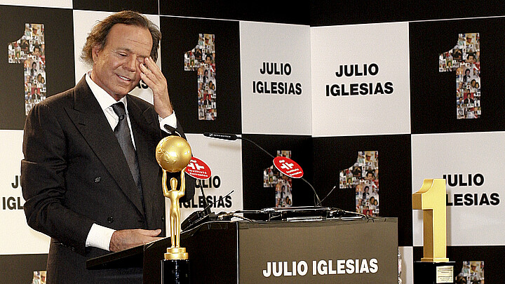 Julio Iglesias, nostálgico, anuncia sus memorias tras defender a Isabel Preysler públicamente