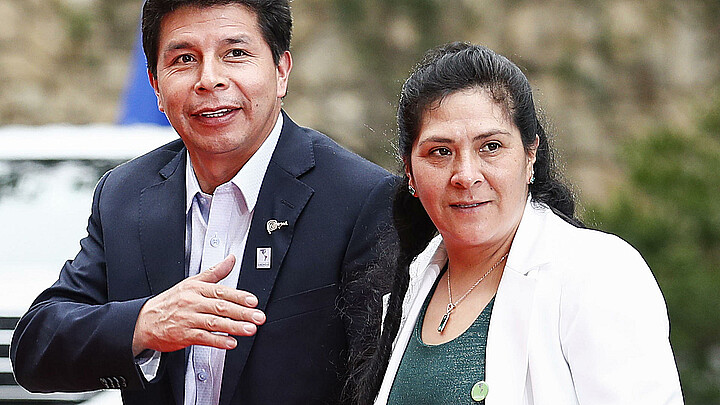El expresidente de Perú Pedro Castillo (i), junto a su esposa Lilia Ulcida Paredes (d)
