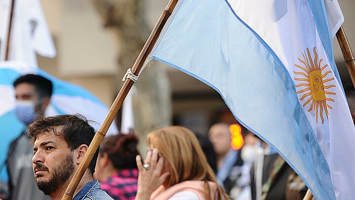 Manifestantes reclaman la soberanía sobre las islas Malvinas en el 40 aniversario del inicio de la guerra con el Reino Unido por el archipiélago del Atlántico Sur