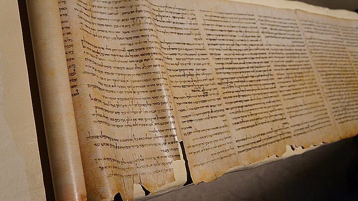 La Biblia hebrea más antigua escrita a mano en Egipto sale a subasta: podría venderse hasta por $50 millones 
