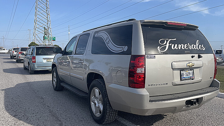 Un coche fúnebre (c) traslada los cuerpos de dos ciudadanos estadounidenses hacía su país hoy, desde la sede del Servicio Medico Forense (Semefo) en Matamoros (México). 