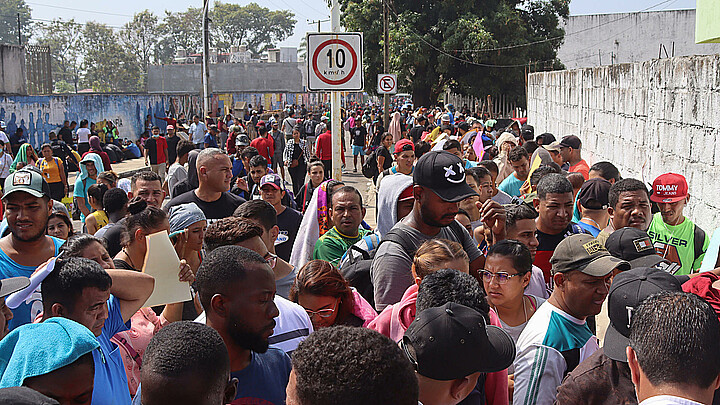 Migrantes permanecen afuera de las oficinas migratorias en la ciudad de Tapachula, en el estado de Chiapas (México).