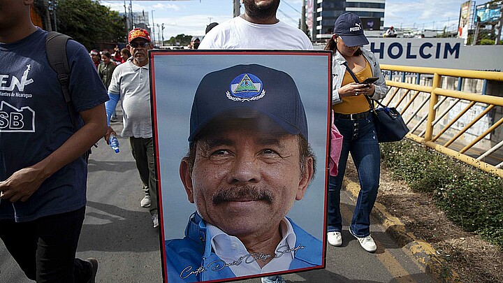 Una persona con un cuadro del gobernante Daniel Ortega en Managua (Nicaragua).
