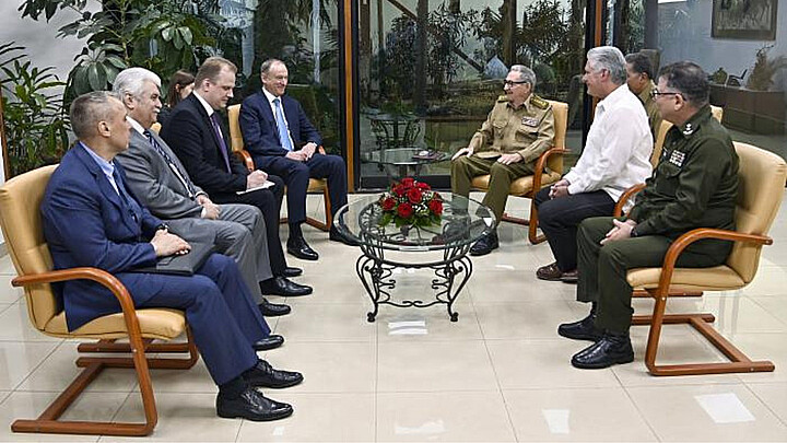 Raúl Castro y Miguel Díaz-Canel junto al general Nikolai Patrushev.