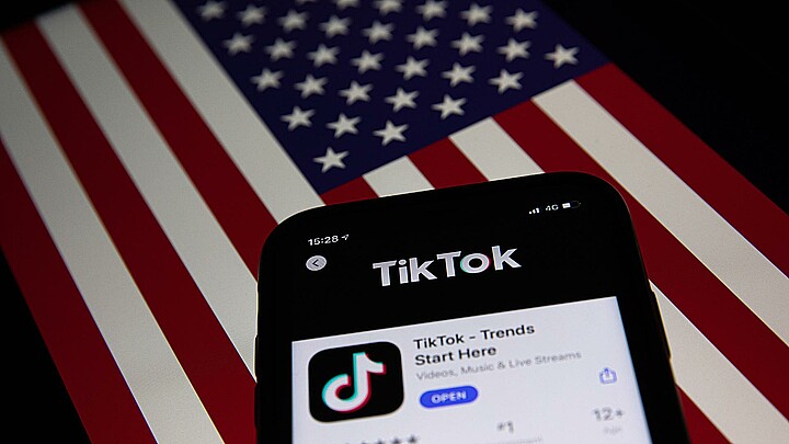 Aplicación de TikTok sobre imagen de bandera de EE. UU. 
