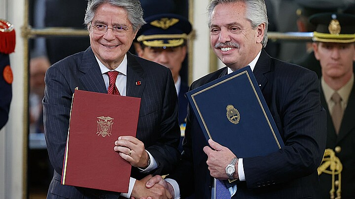 El presidente de Argentina, Alberto Fernández (d), y su homólogo de Ecuador, Guillermo Lasso (i), posan para durante una declaración conjunta ante los medios de comunicación