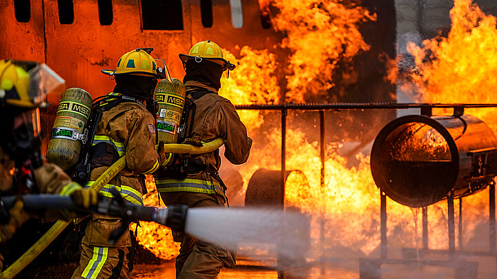 Bomberos apagando el fuego