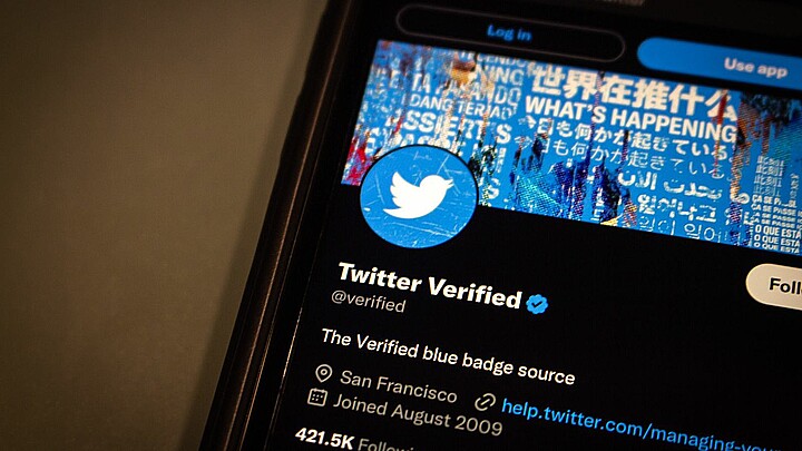 ¿Cuándo se eliminará el check azul de verificación en Twitter?