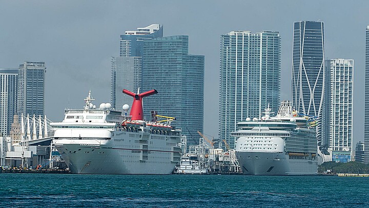 Vista de un crucero de la compañía Carnival (i) y otro de la compañía Royal Caribbean (d) atracados en la Bahía de Miami, Florida