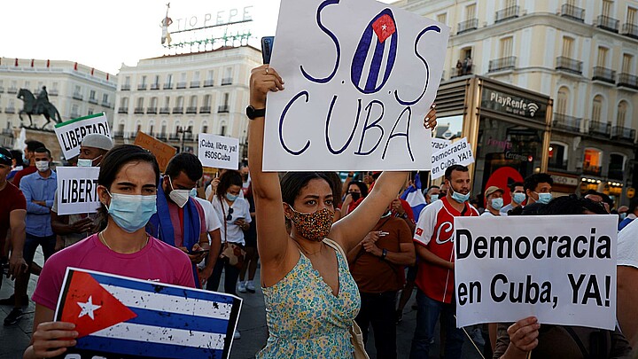 Varias personas participan en la concentración "Por una Cuba libre" en 2021 en Madrid