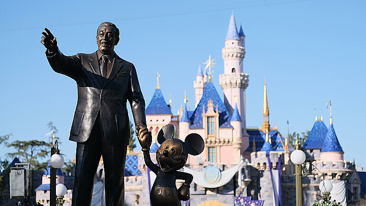 La estatua de Walt Disney y Mickey Mouse, en el Parque de Disney