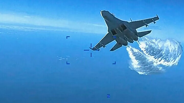 Un Su-27 ruso acercándose a la parte trasera del dron MQ-9 y comenzando a liberar combustible