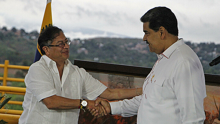 El presidente de Colombia Gustavo Petro (i), junto a su homólogo venezolano Nicolás Maduro